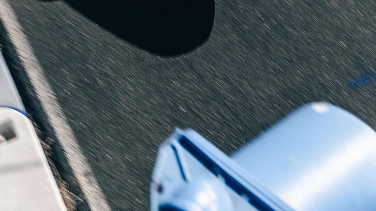 FE10 flying down the straight