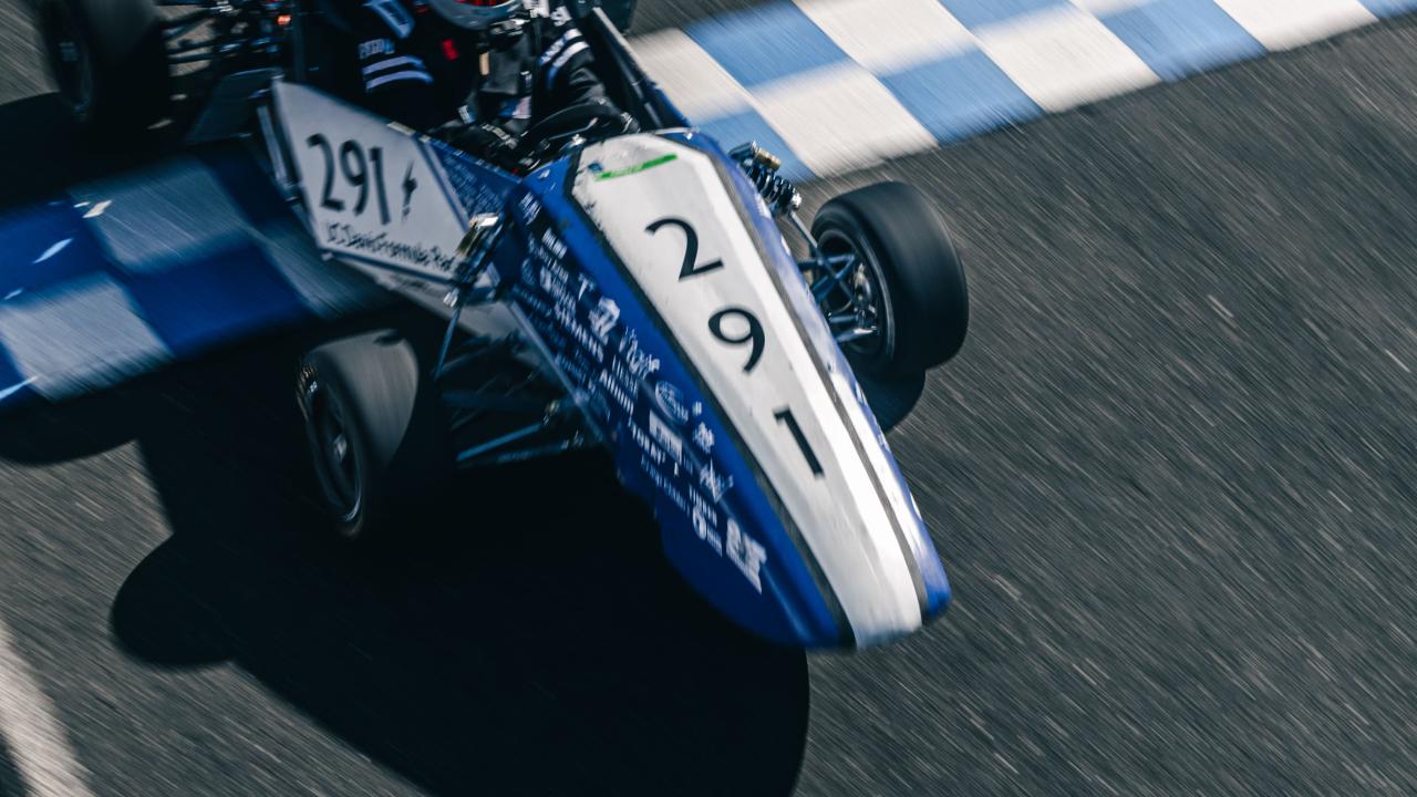 FE10 flying down the straight